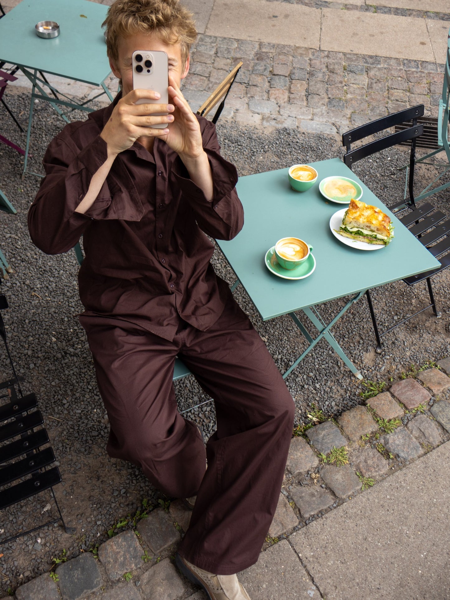 Peter är 188 cm lång och bär storlek L.