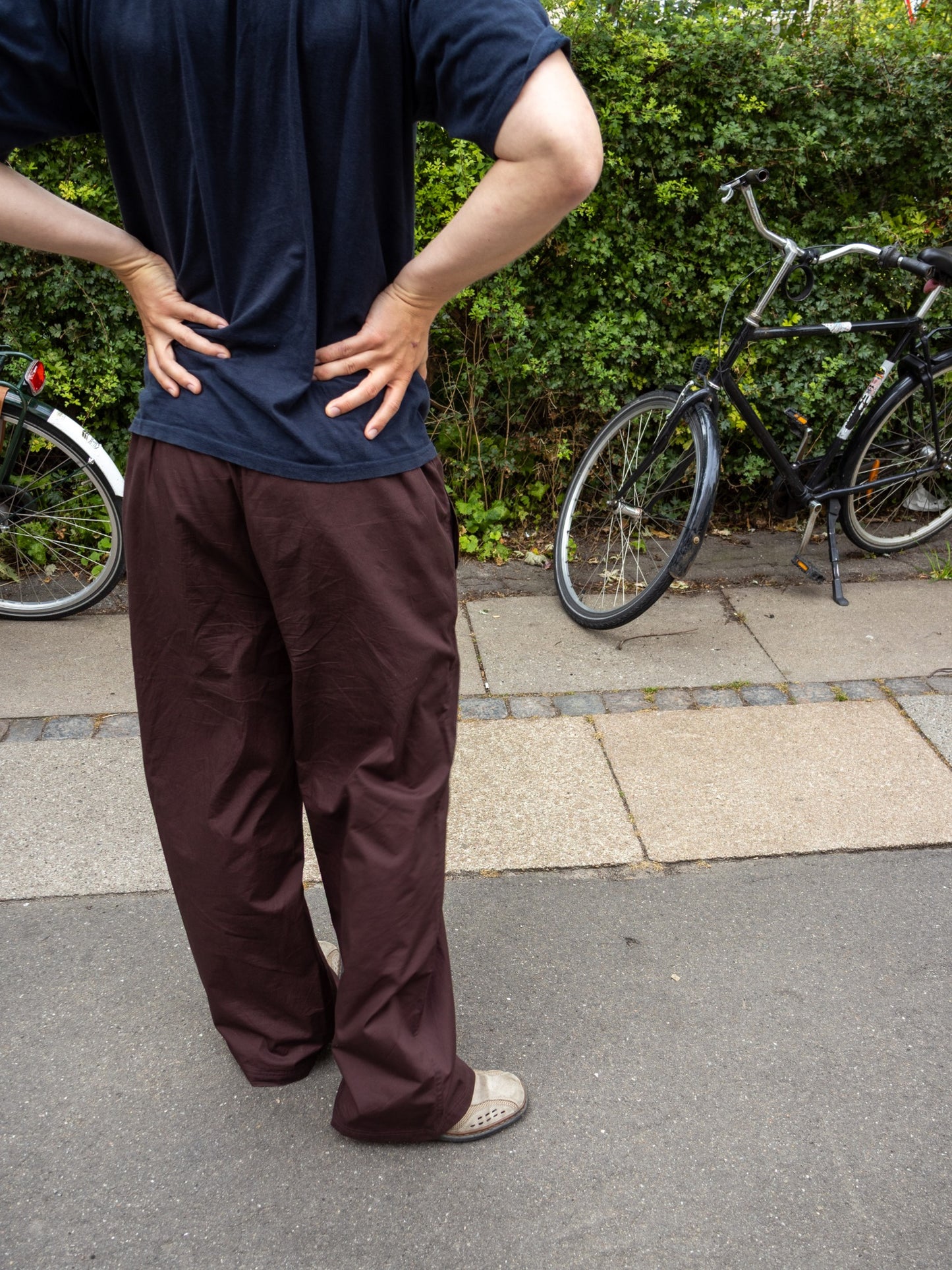 Peter är 188 cm lång och bär storlek L. | mörkbrun
