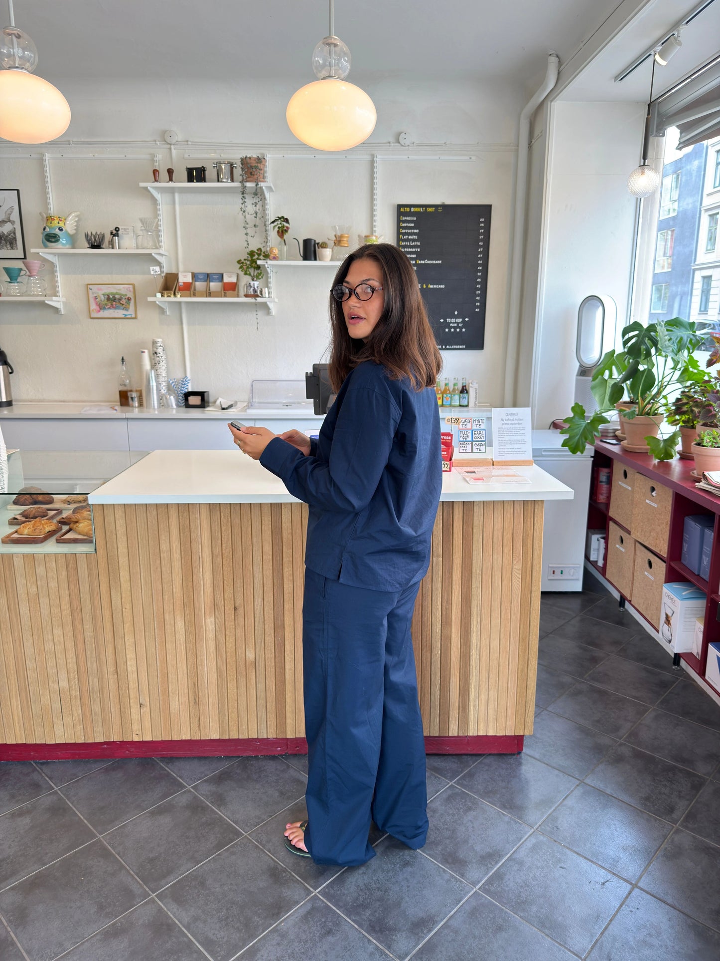 Katja är 170 cm lång och bär storlek M.