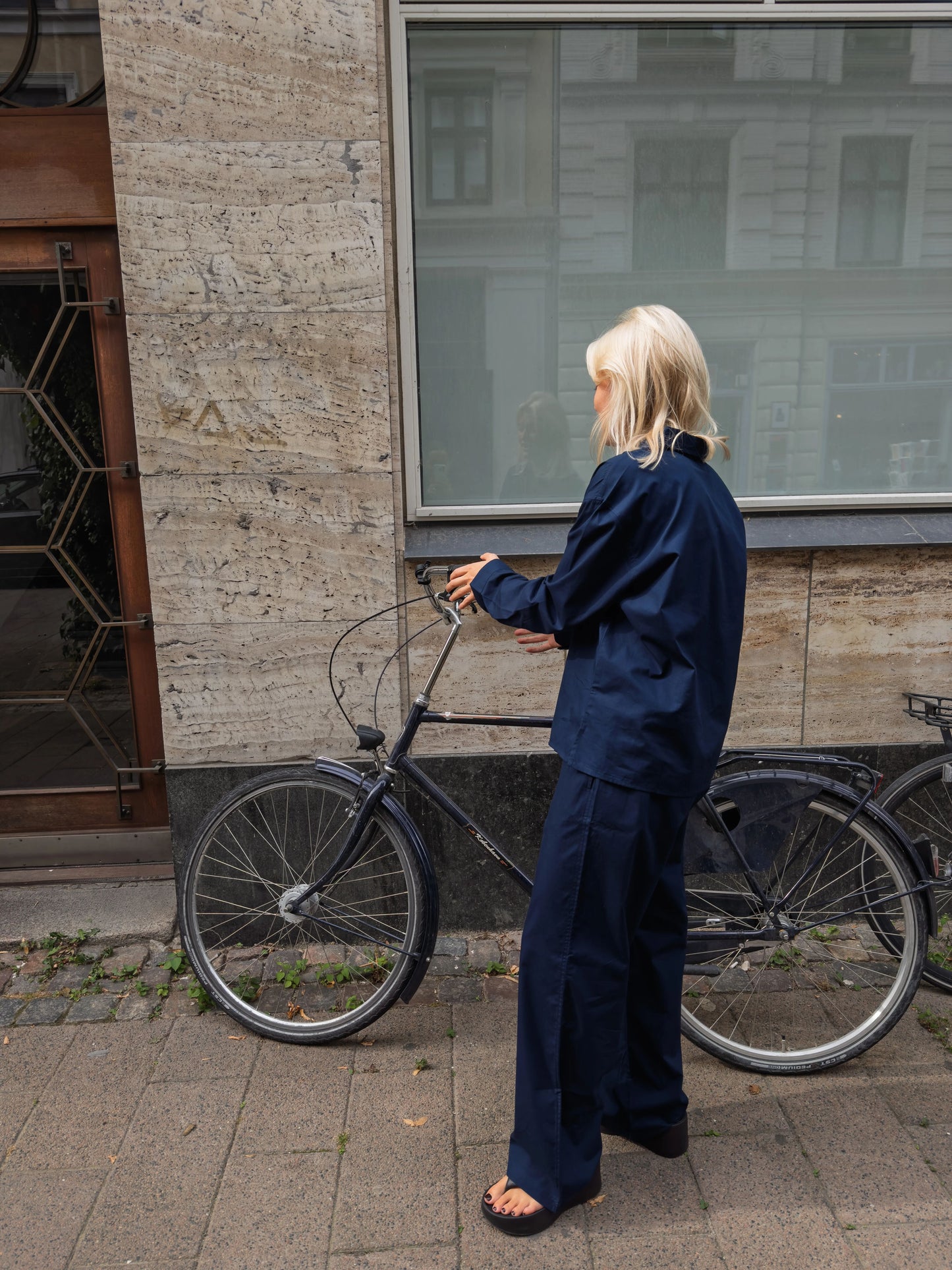 Sofie är 170 cm lång och bär storlek M.