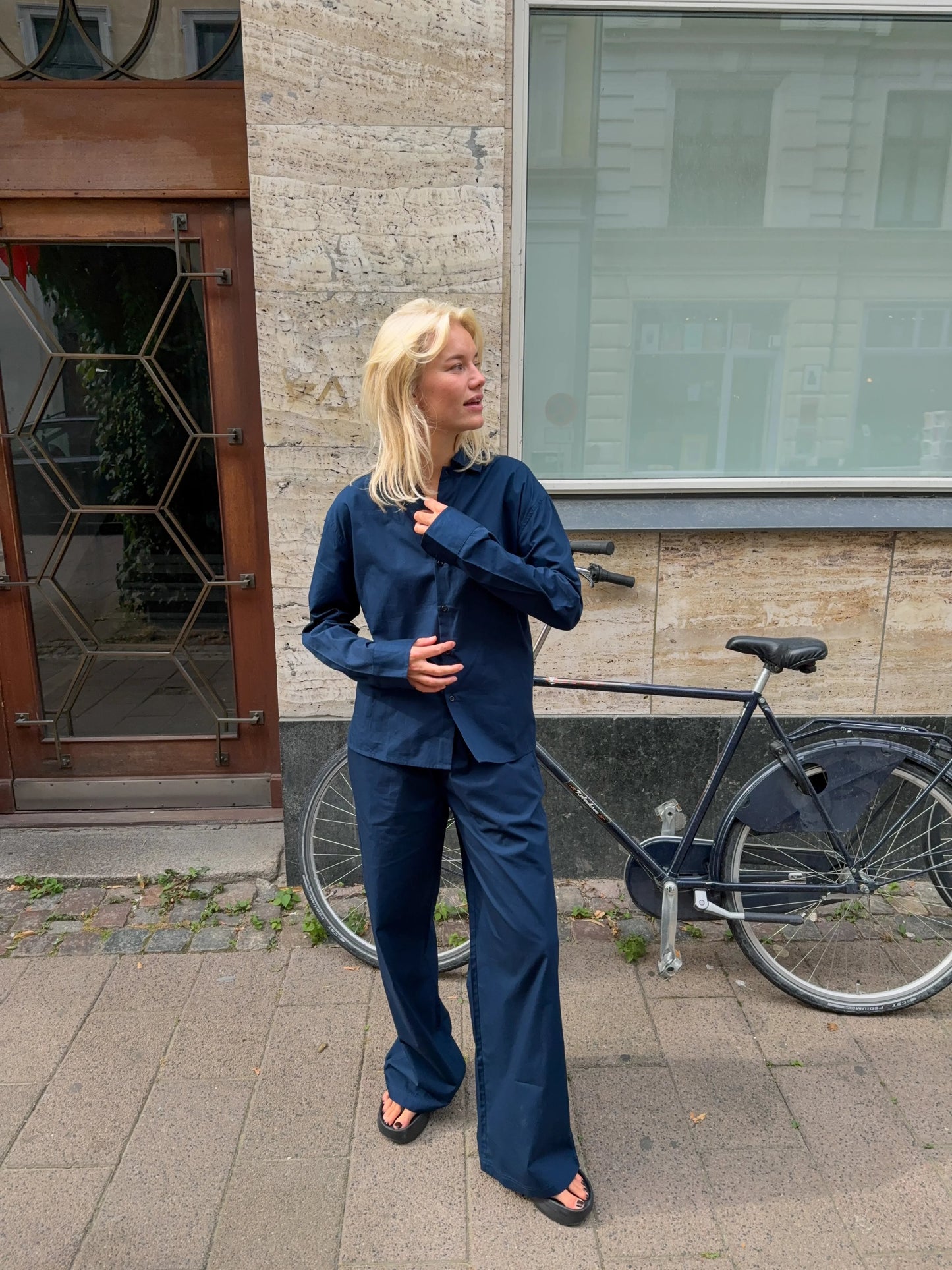 Sofie är 170 cm lång och bär storlek M.