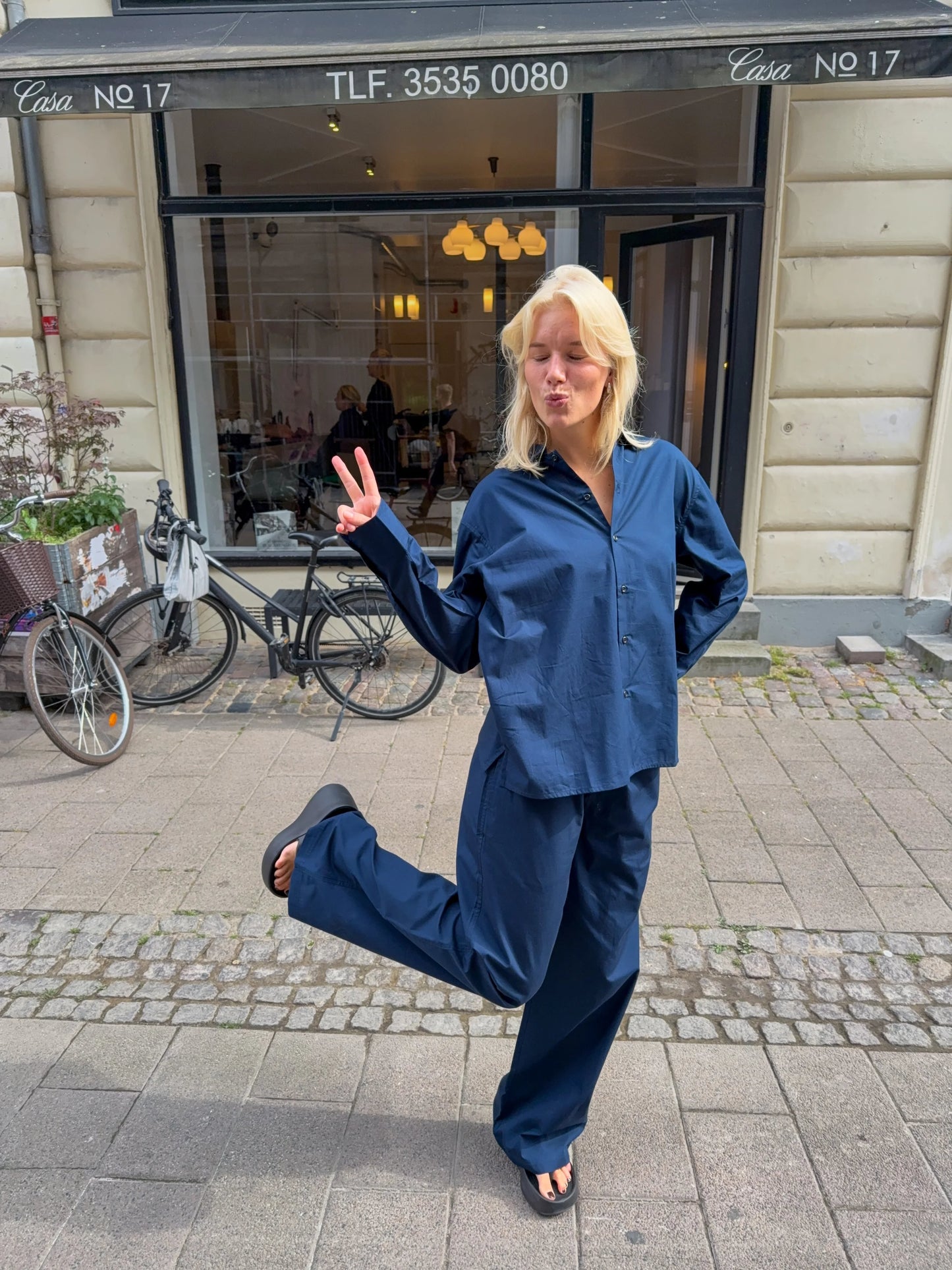 Sofie är 170 cm lång och bär storlek M.