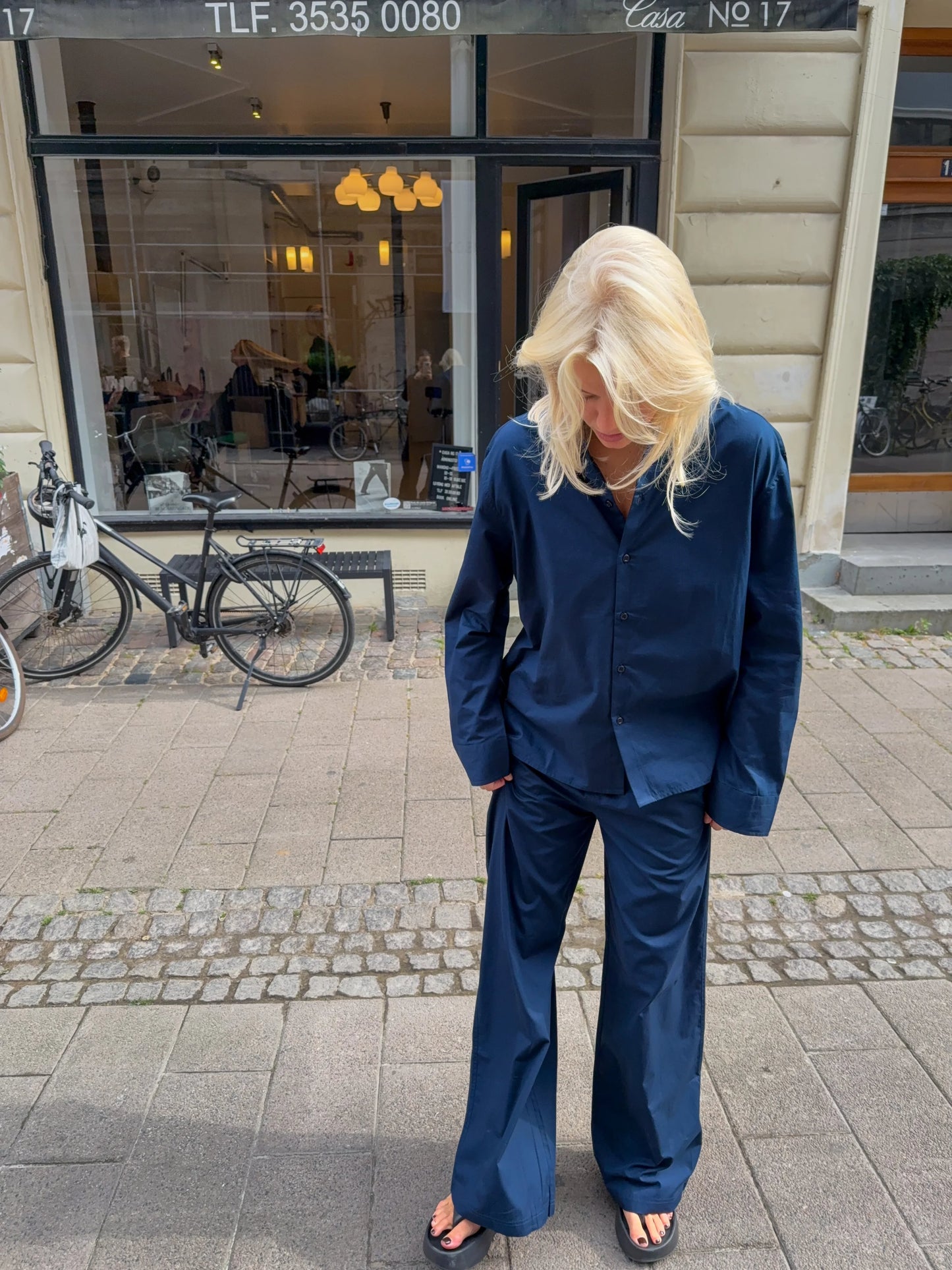 Sofie är 170 cm lång och bär storlek M.