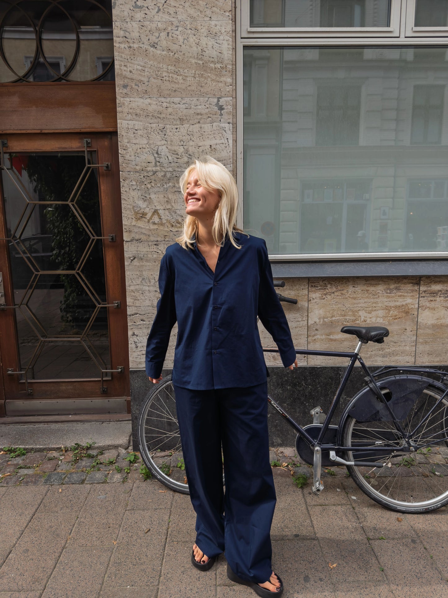 Sofie är 170 cm lång och bär storlek M.