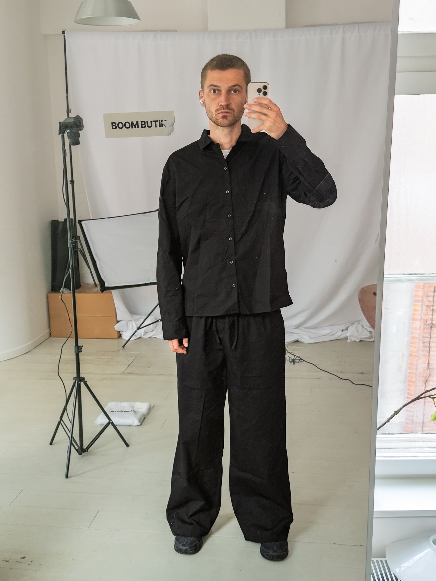 Viggo är 195 cm lång och bär storlek XL | svart