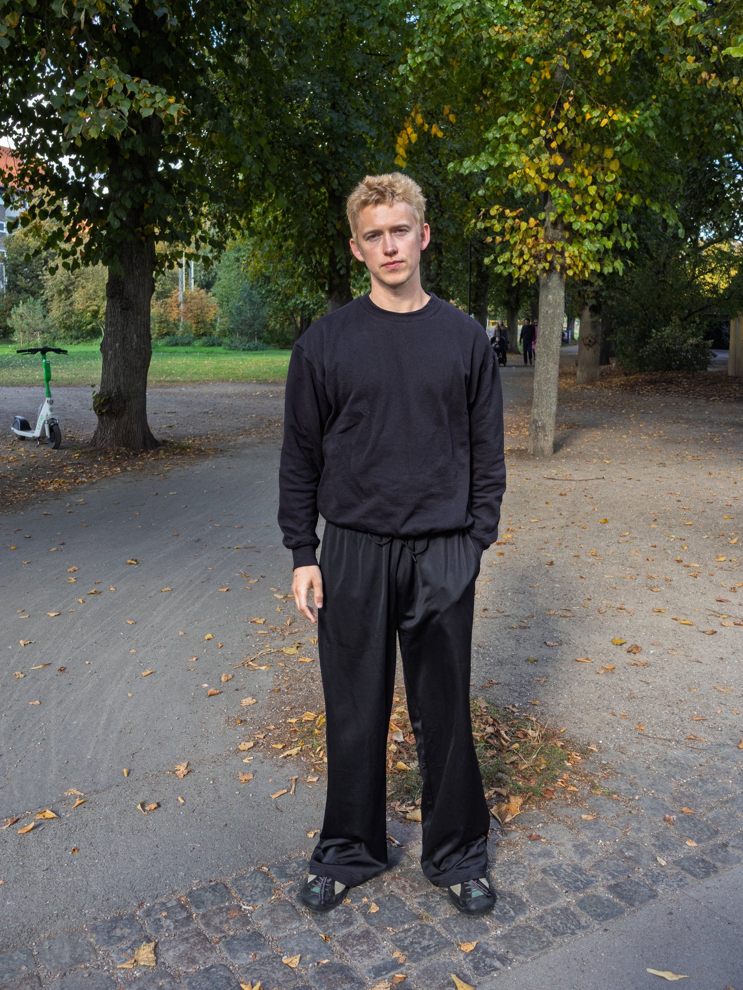Peter är 188 cm lång och bär storlek XL | svart