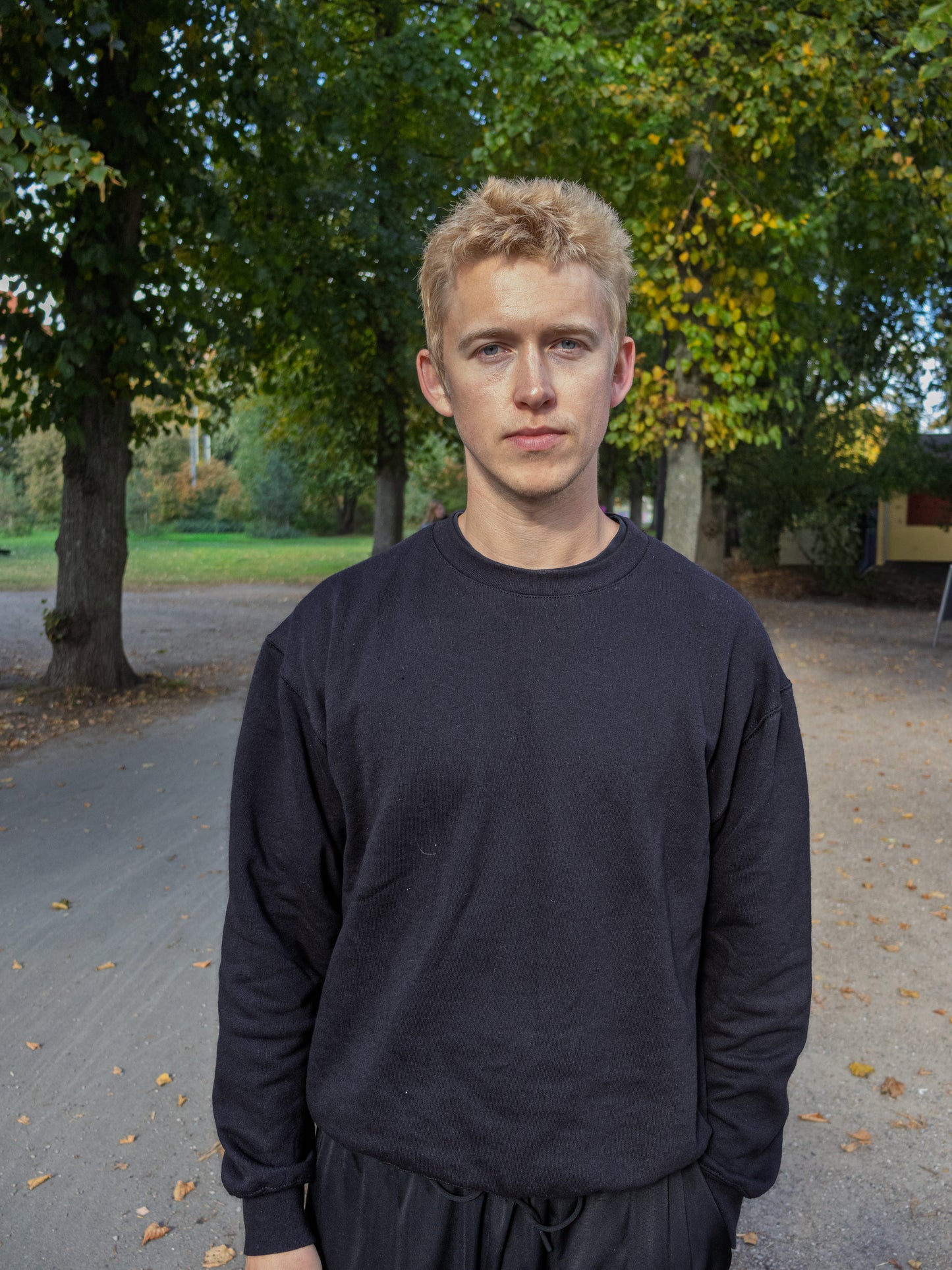 Peter är 188 cm lång och bär storlek XL | svart