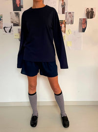 Lea är 173 cm lång och använder storlek M.