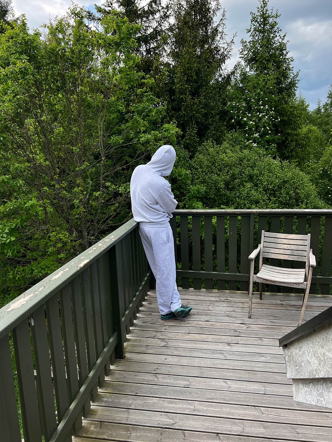 Sebastian är 185 cm lång och använder storlek L.