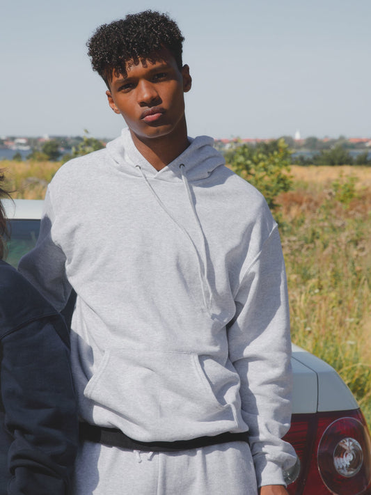 Filip är 185 cm lång och bär storlek L.