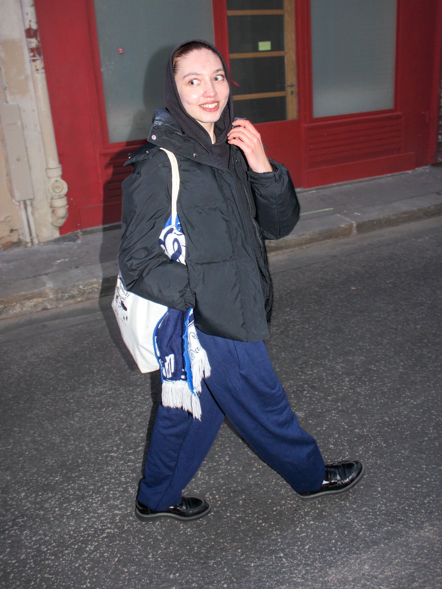 Sabina är 170 cm lång och bär storlek M. | med mörkblå