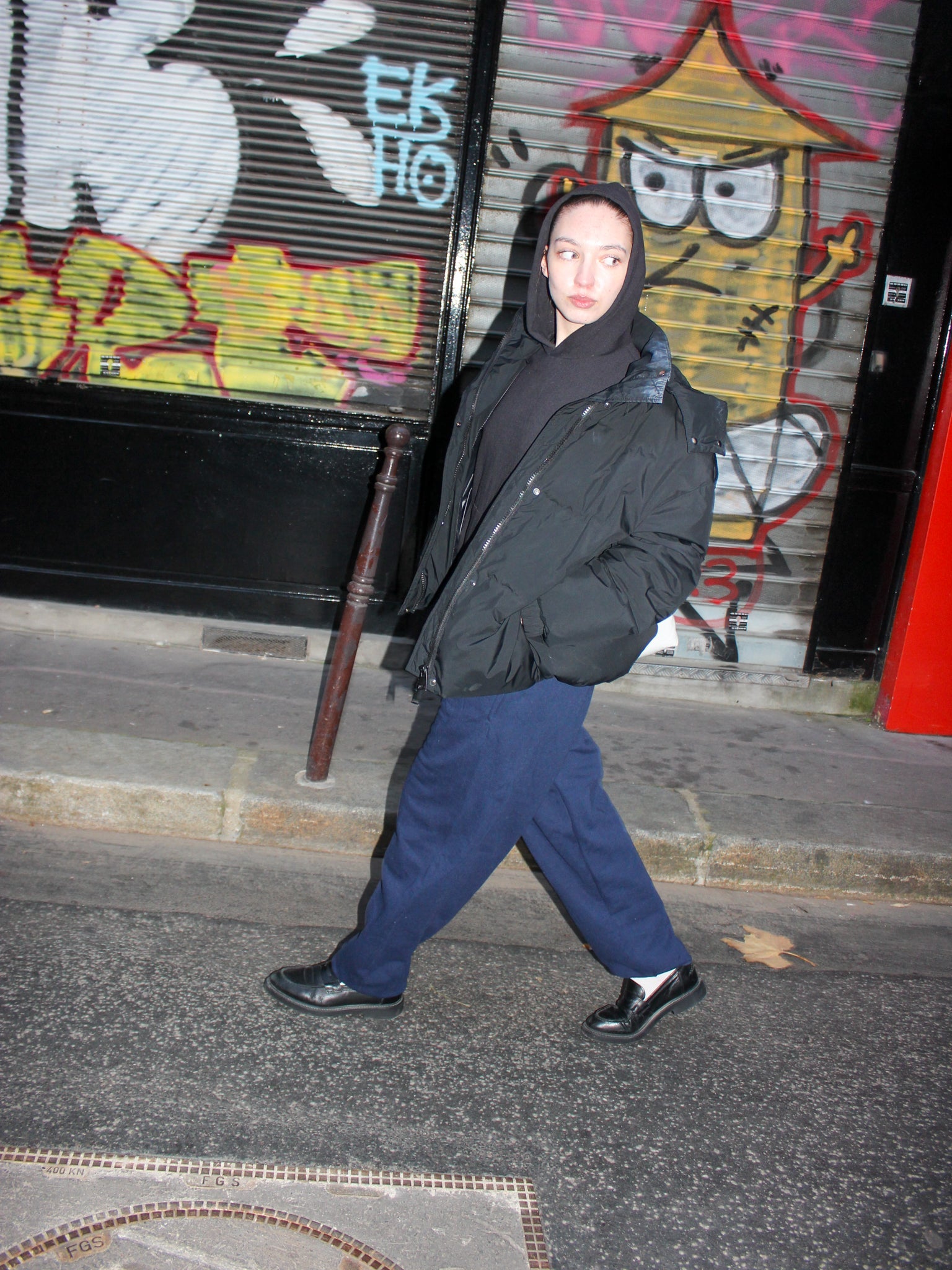 Sabina är 170 cm lång och bär storlek M. | med mörkblå