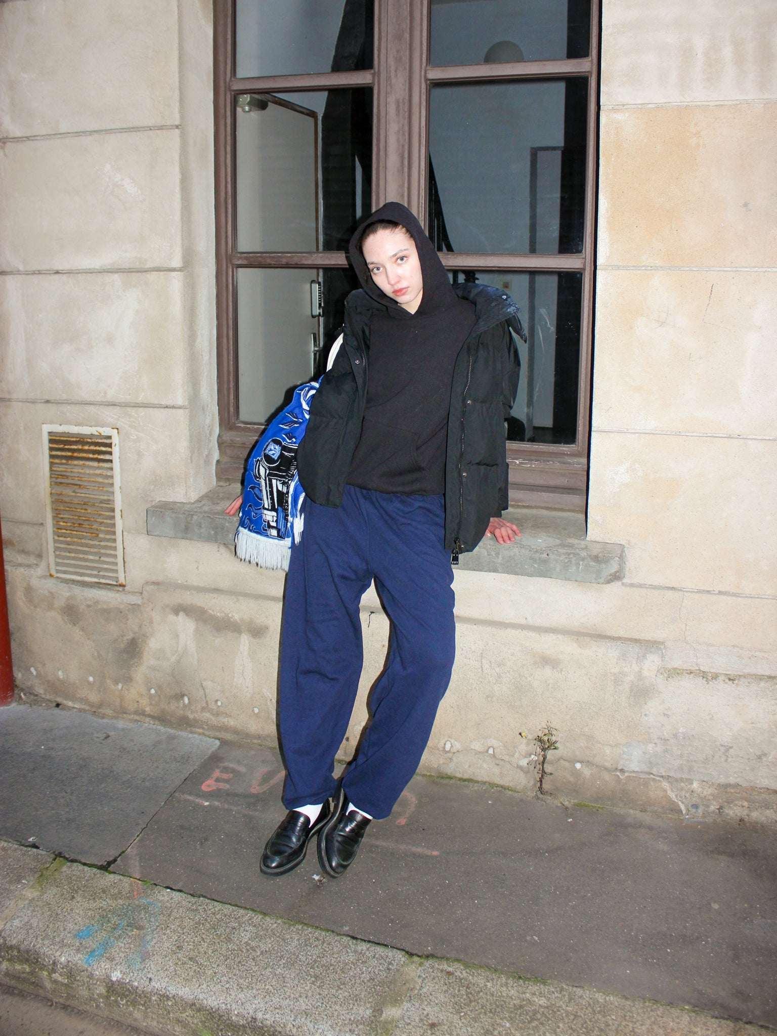 Sabina är 170 cm lång och bär storlek M. | med mörkblå