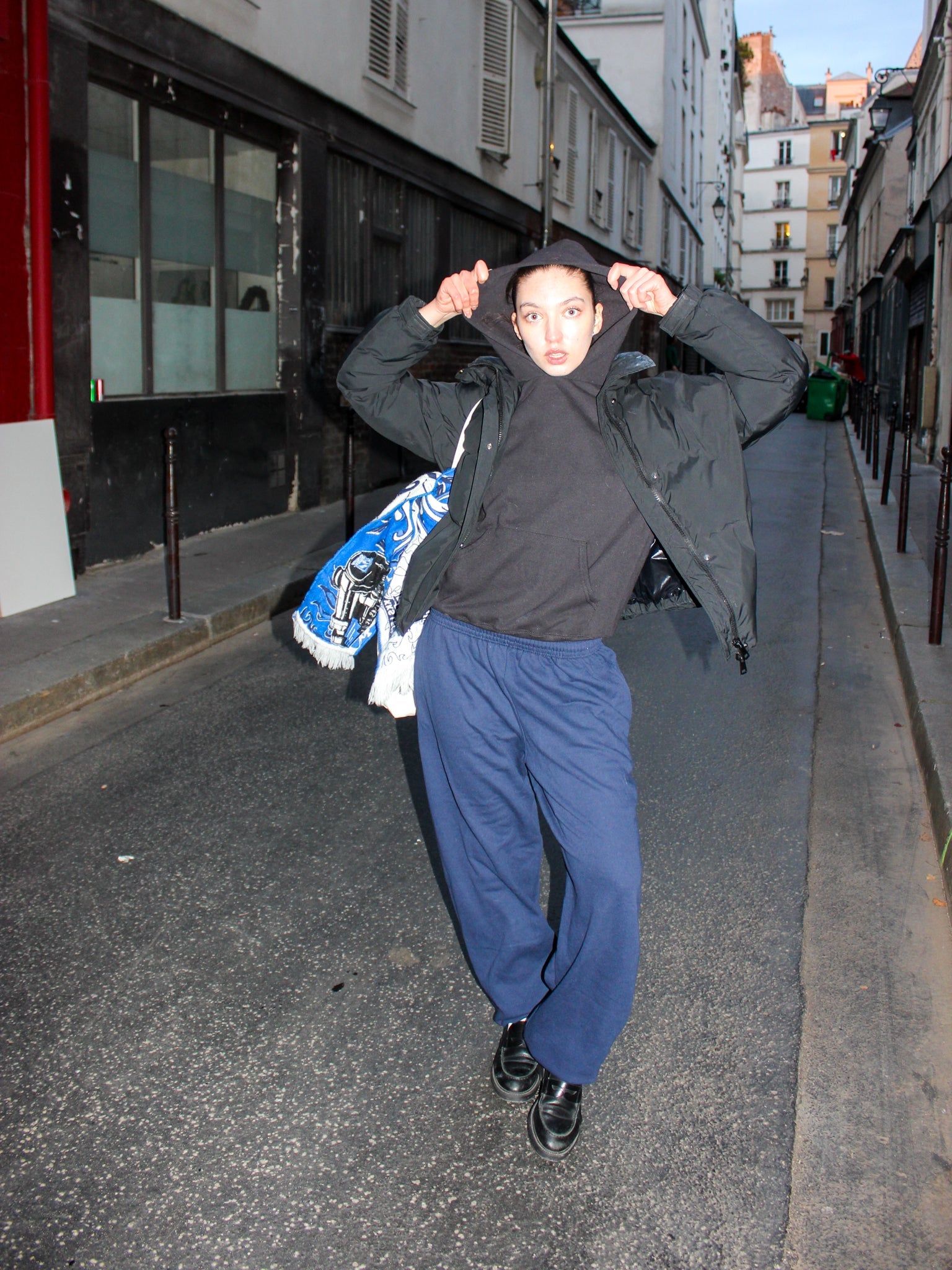 Sabina är 170 cm lång och bär storlek M. | med mörkblå