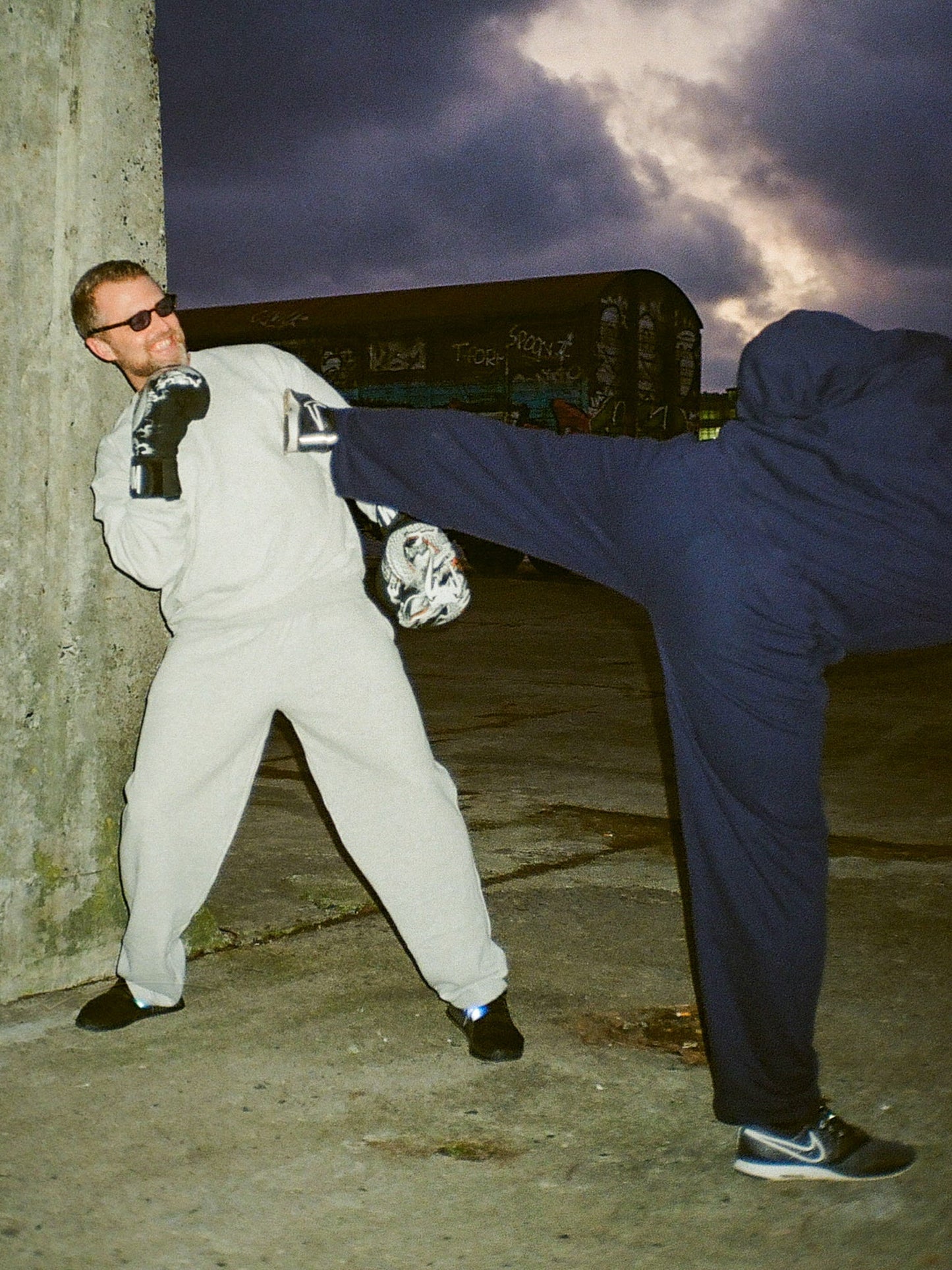 Peter är 185 cm lång och bär storlek L. | uden mörkblå