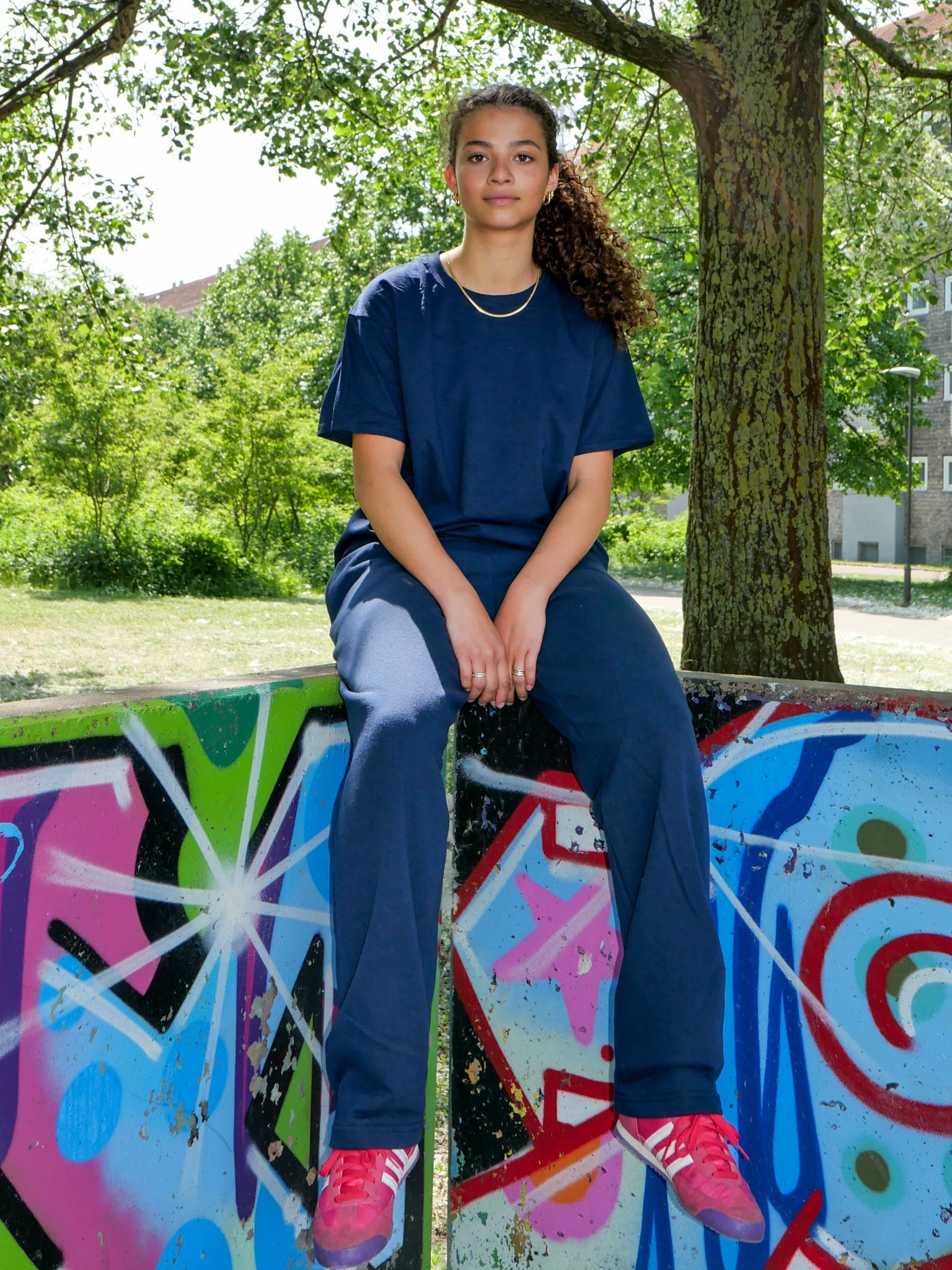 Selma är 172 cm lång och bär storlek M. | uden mörkblå