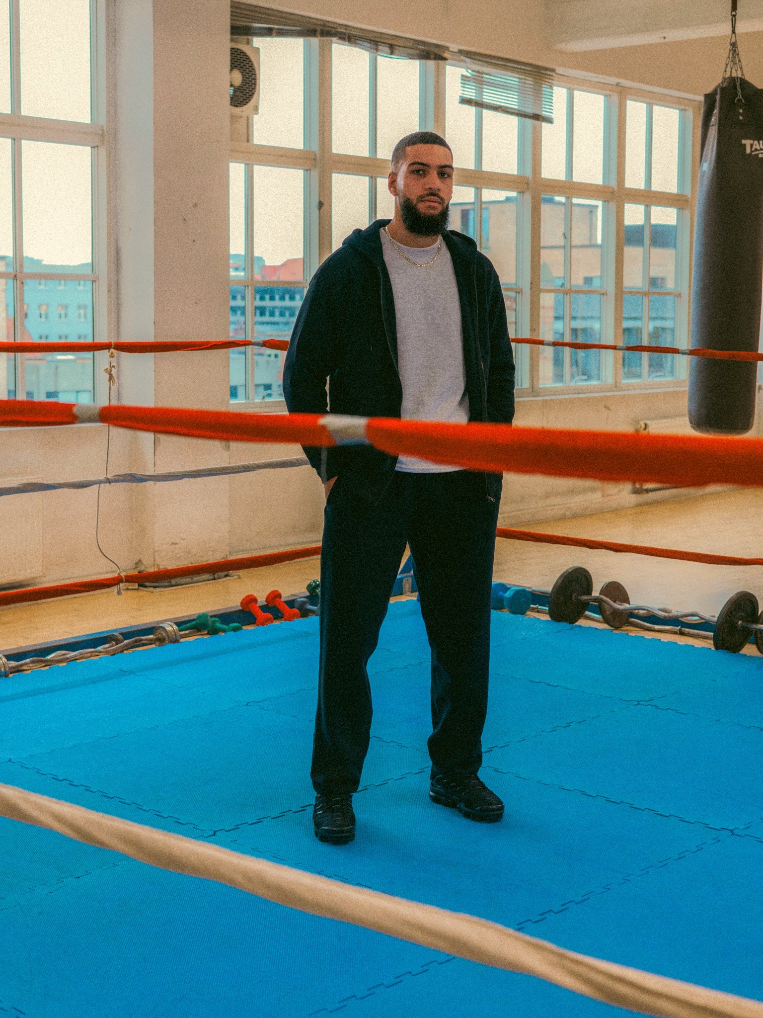 Hamza är 193 cm lång och bär storlek L. | utan mörkblå