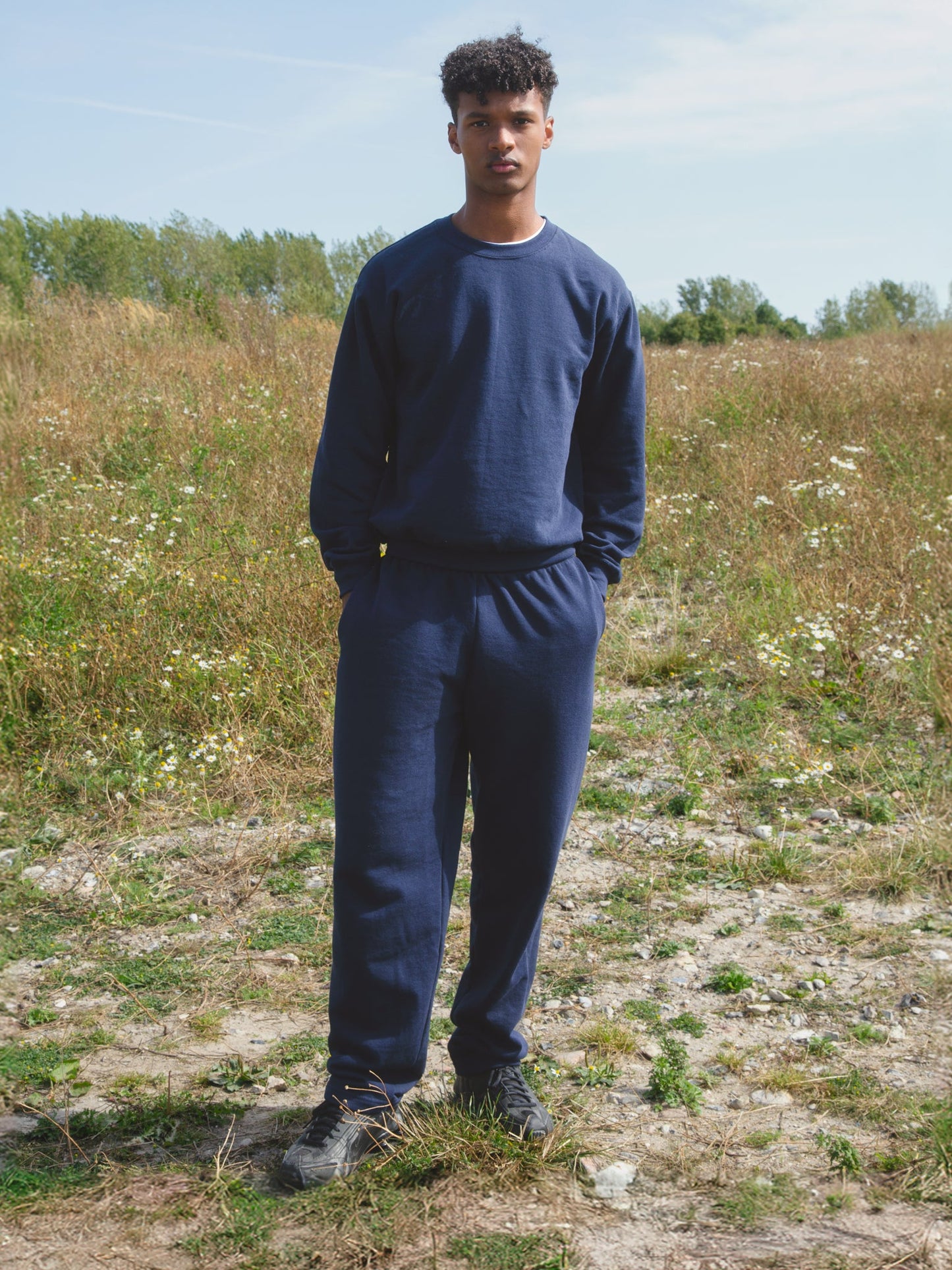 Filip är 185 cm lång och bär storlek L. | uden mörkblå