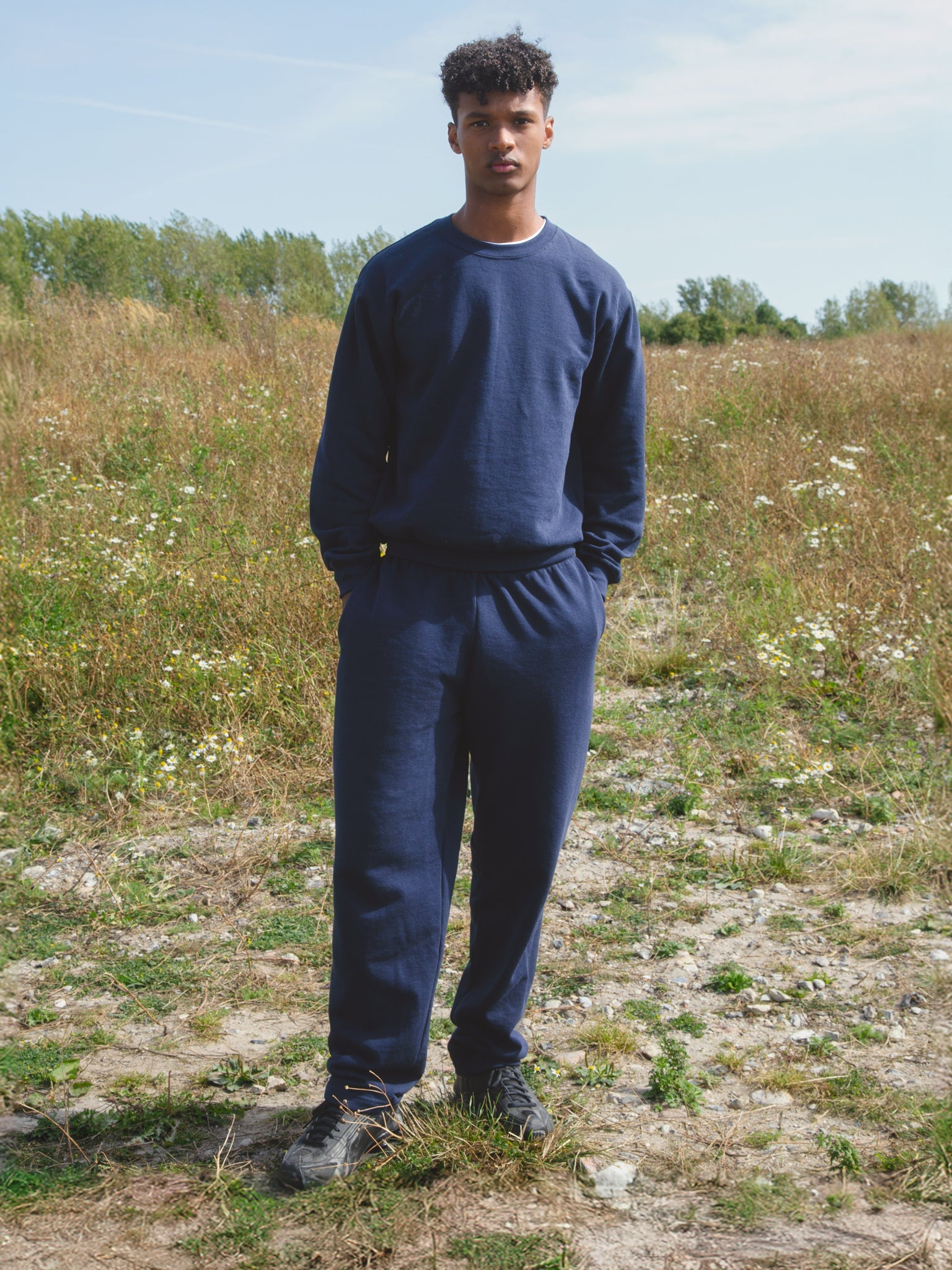 Filip är 185 cm lång och bär storlek L. | uden mörkblå