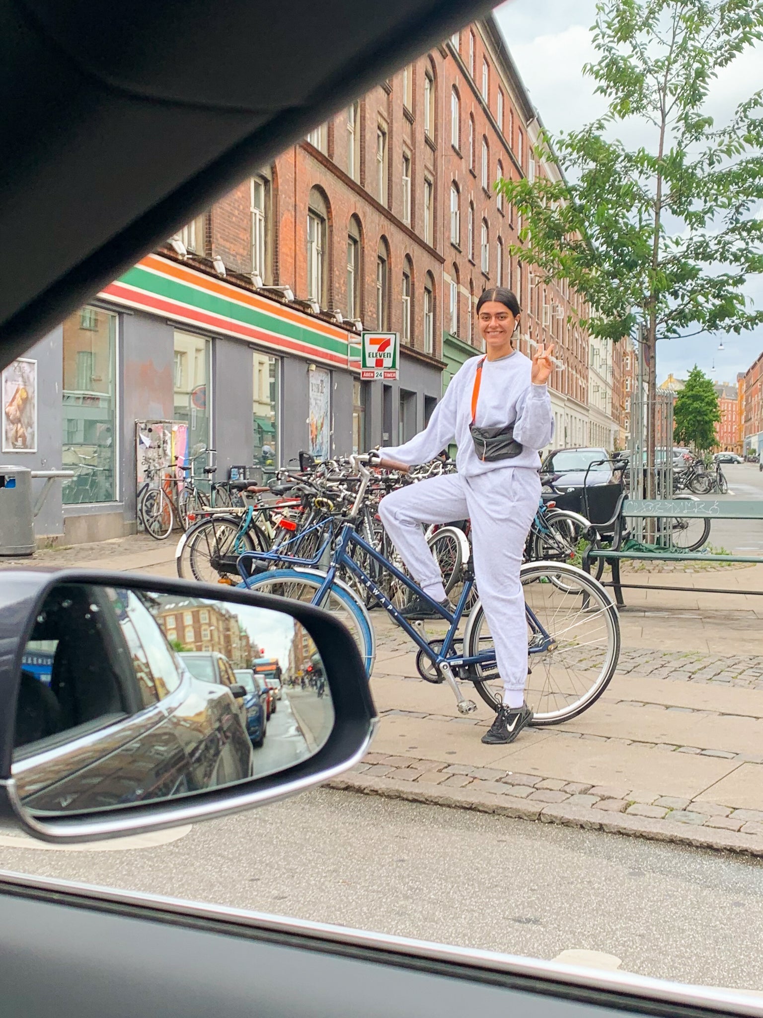 Camilla är 178 cm lång och bär storlek L. | med grå