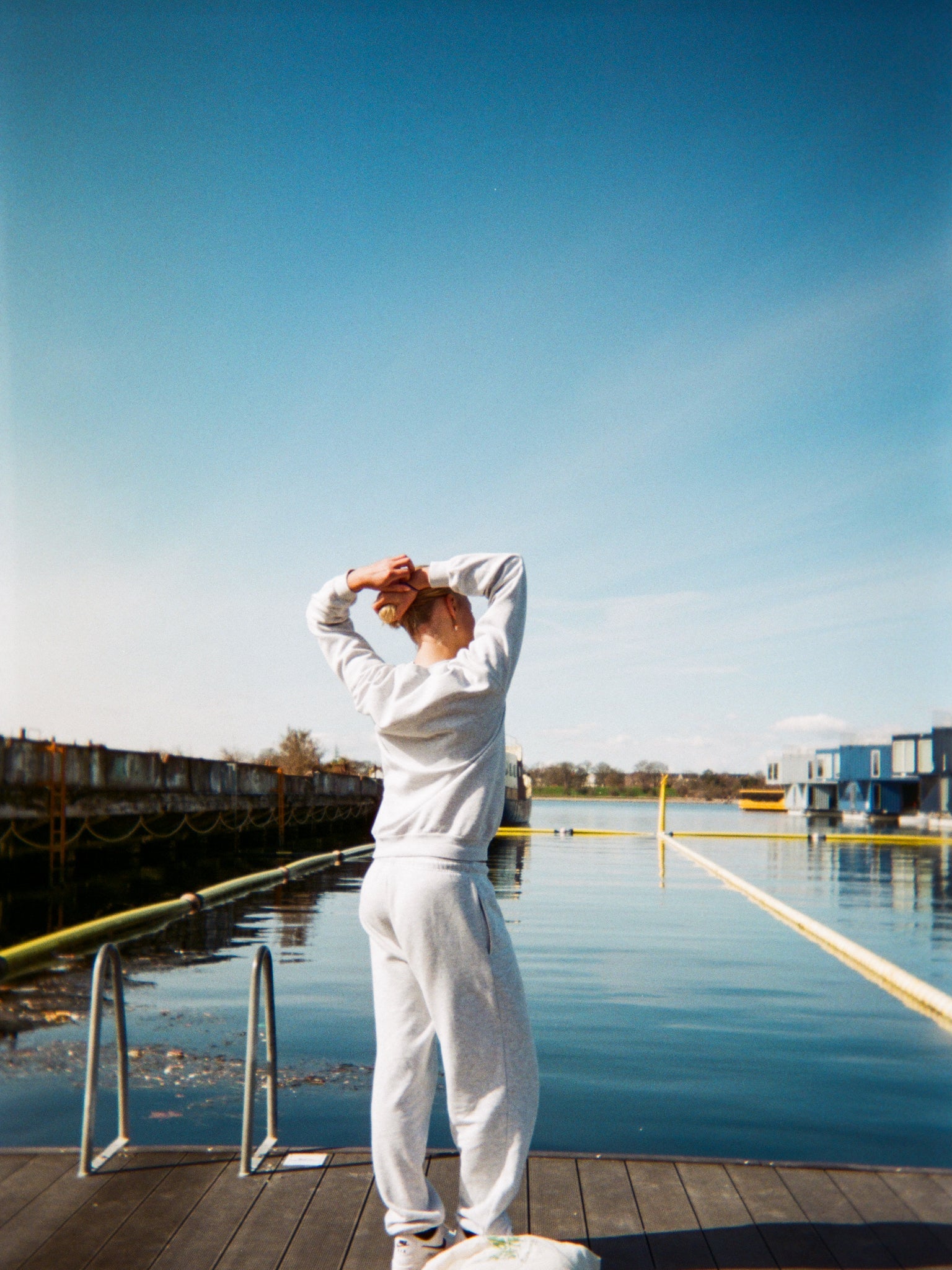 Astrid är 178 cm lång och bär storlek L. | med grå