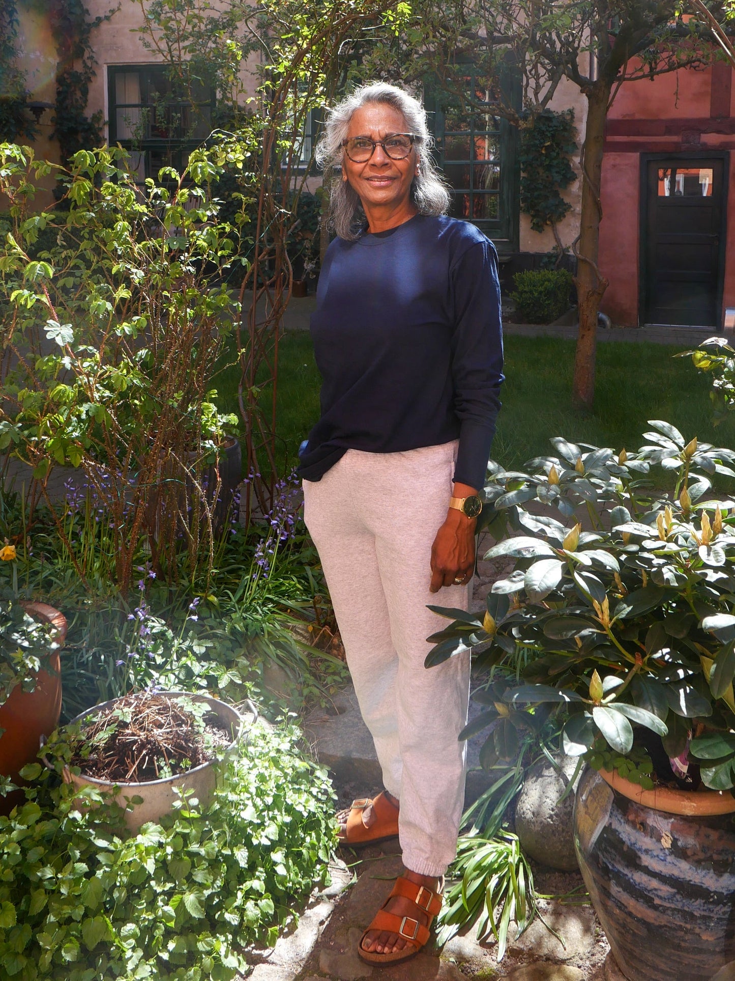 Bimala är 168 cm lång och bär storlek M. | med grå