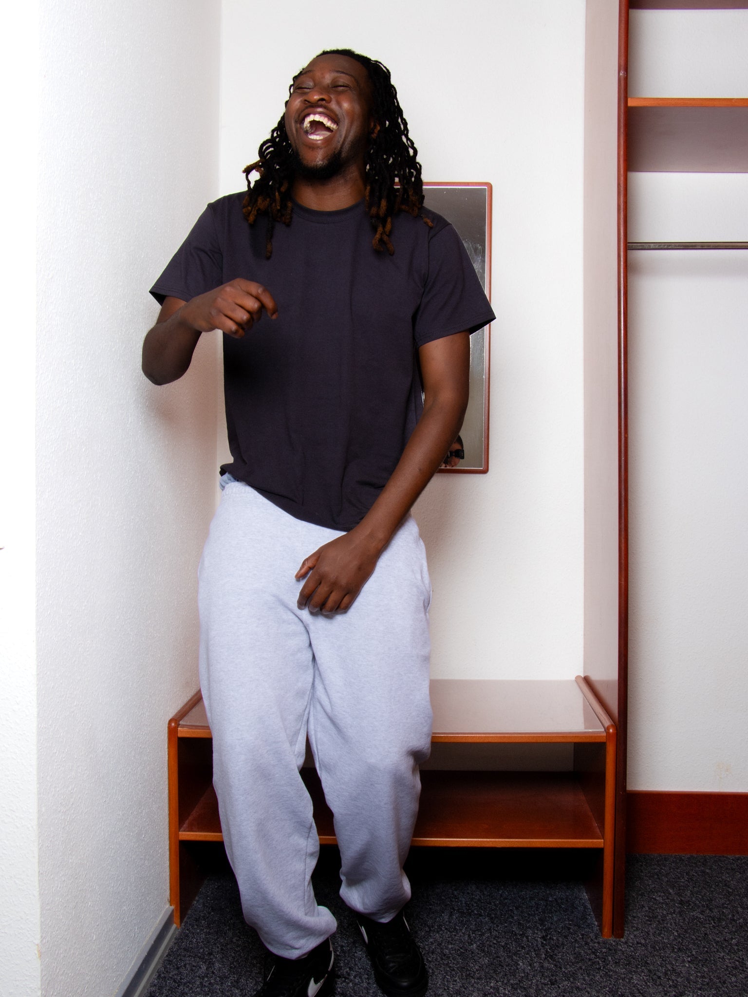 Maxwell är 190 cm lång och bär storlek XL. | med grå