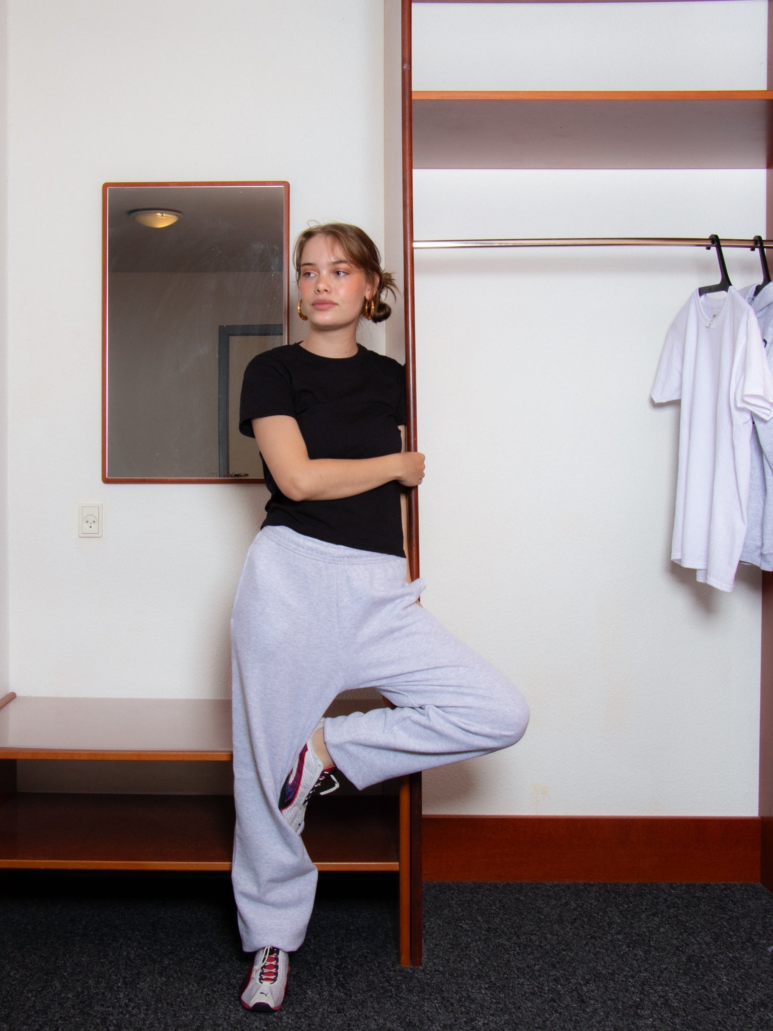 Mathilde är 167 cm lång och bär storlek M. | med grå