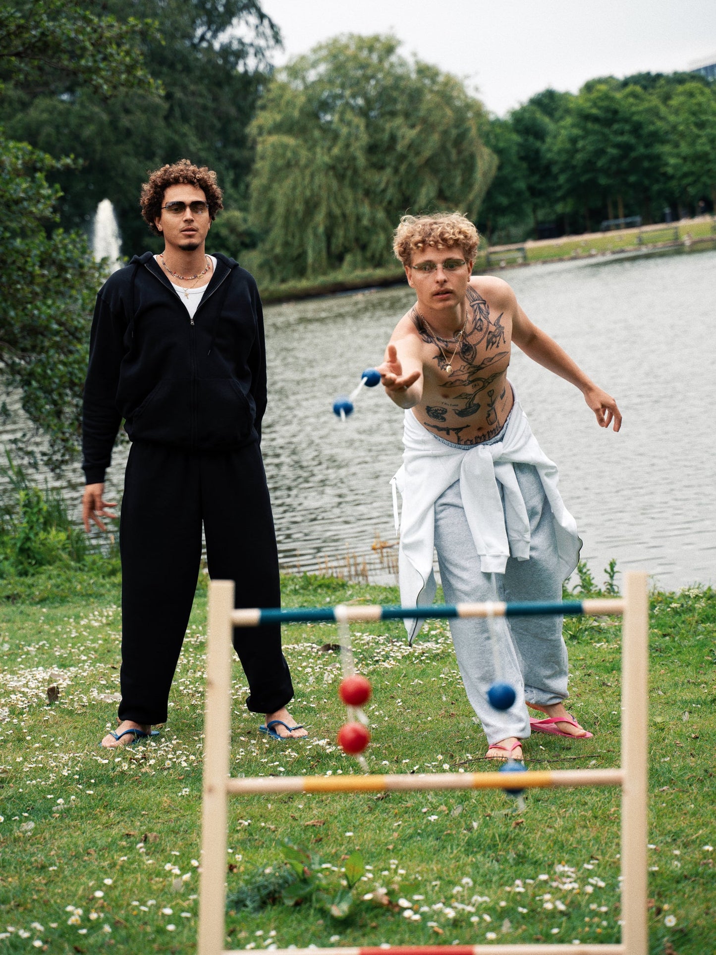 Oscar är 185 cm lång och bär storlek XL. | med svart