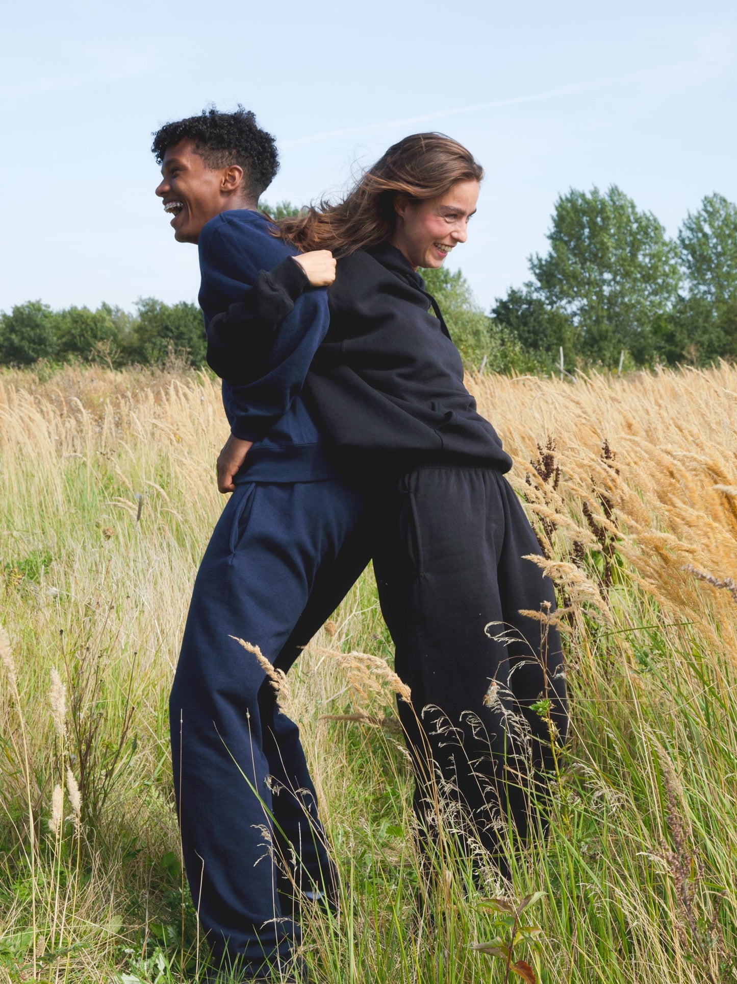 Johanne är 165 cm lång och bär storlek M. | med svart