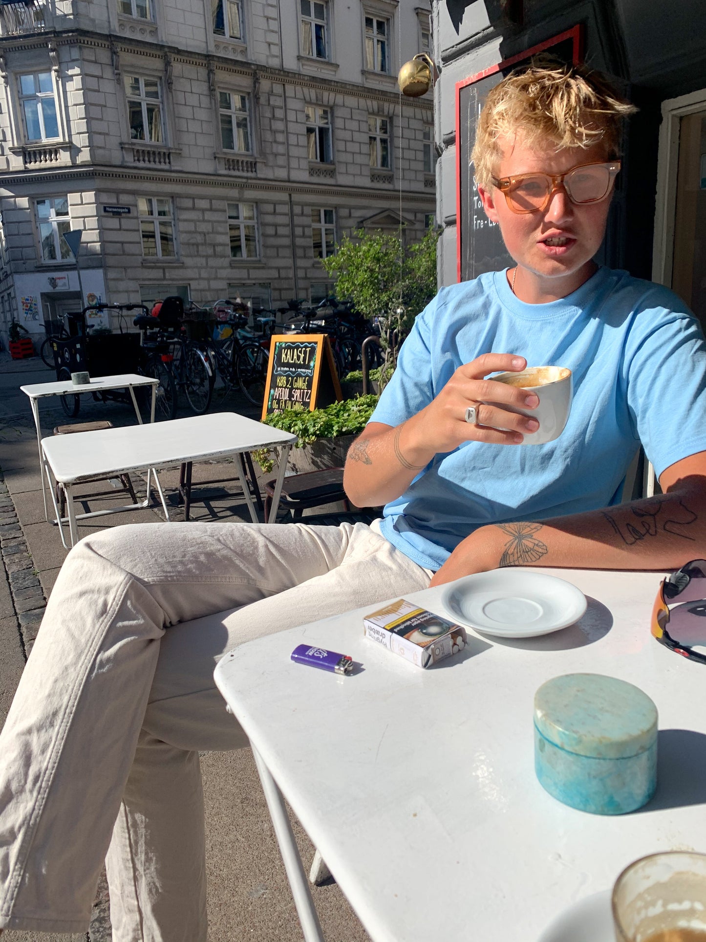 Robert är 188 cm lång och bär storlek M. | ljusblå