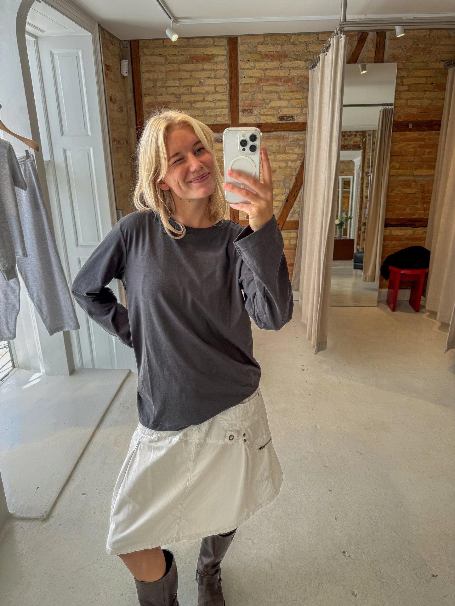 Sofie är 170 cm lång och bär storlek M.