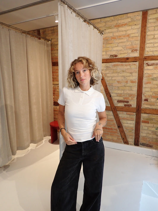 Freja är 168 cm lång och bär storlek S.