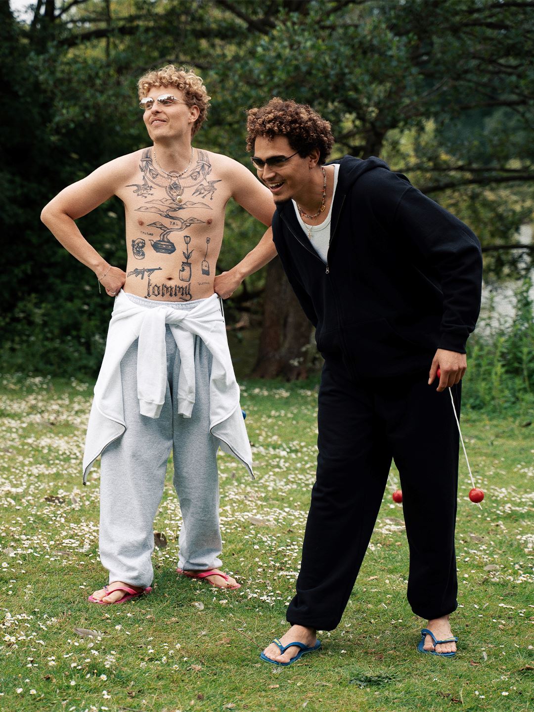 Oscar är 185 cm lång och bär storlek XL. | med svart