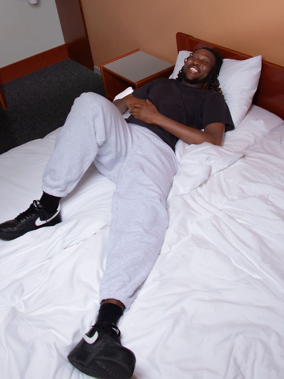 Maxwell är 190 cm lång och bär storlek XL | med grå