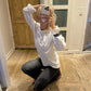 Sofie är 170 cm lång och bär storlek M. | vit