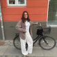 Katja är 170 cm lång och bär storlek M. | vit