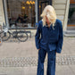 Sofie är 170 cm lång och bär storlek M.