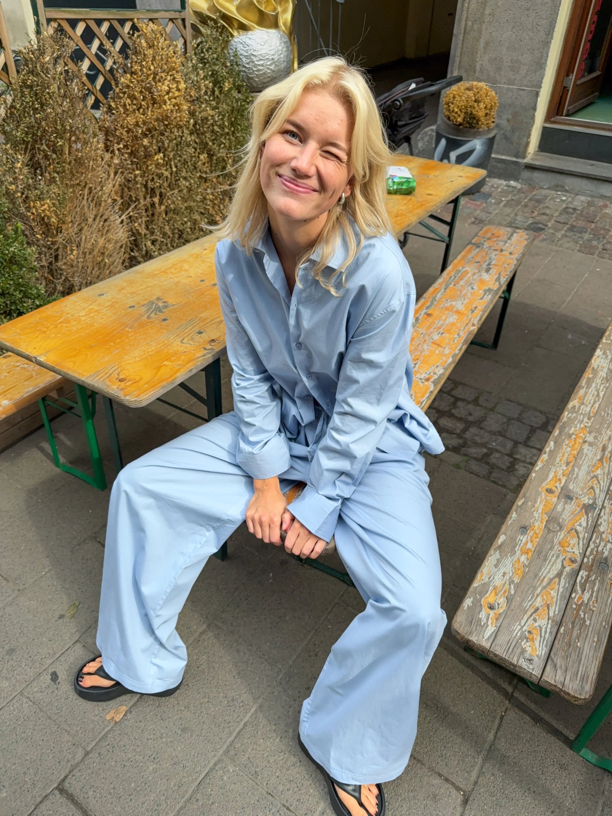 Sofie är 170 cm lång och bär storlek M. | ljusblå