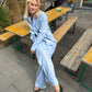 Sofie är 170 cm lång och bär storlek M. | ljusblå