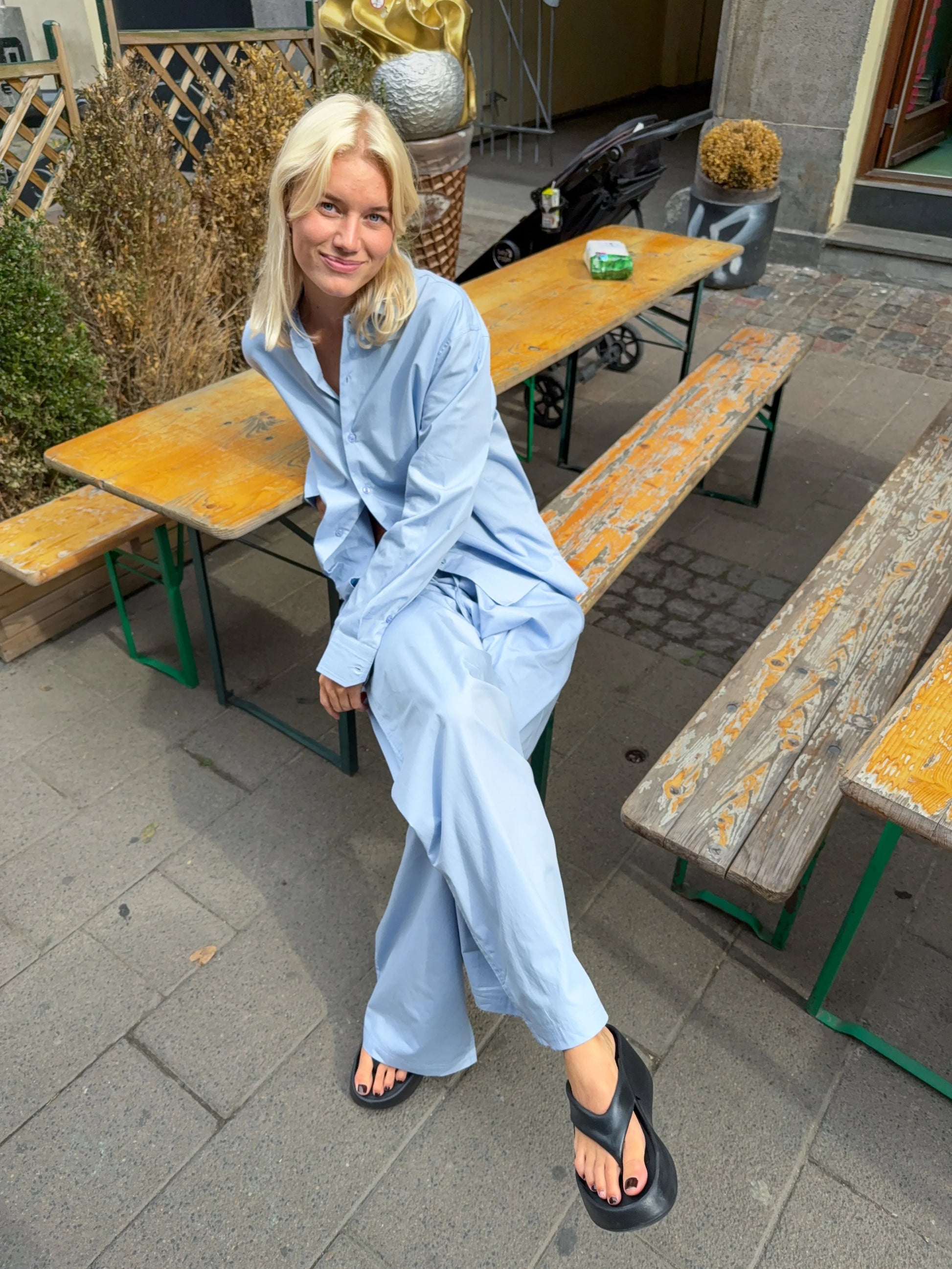 Sofie är 170 cm lång och bär storlek M. | ljusblå