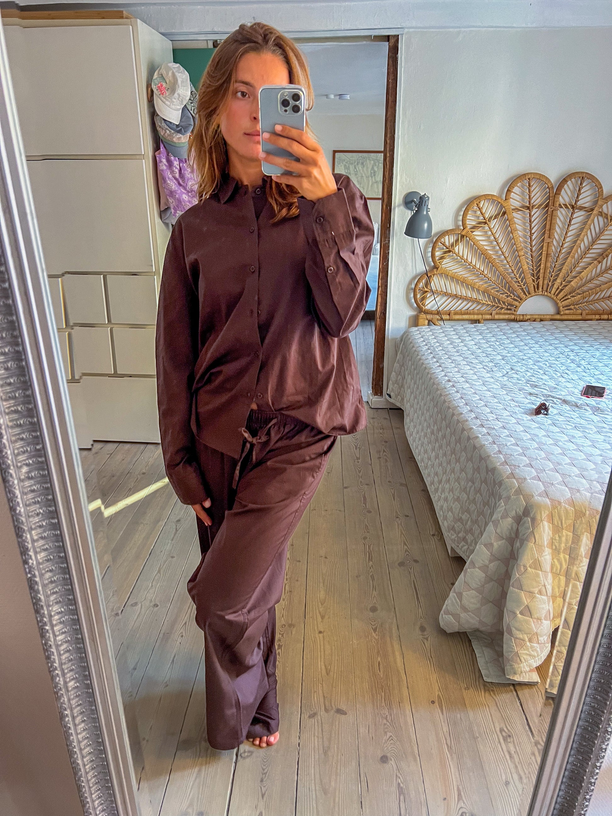 Sofie är 165 cm lång och bär storlek M. | mörkbrun