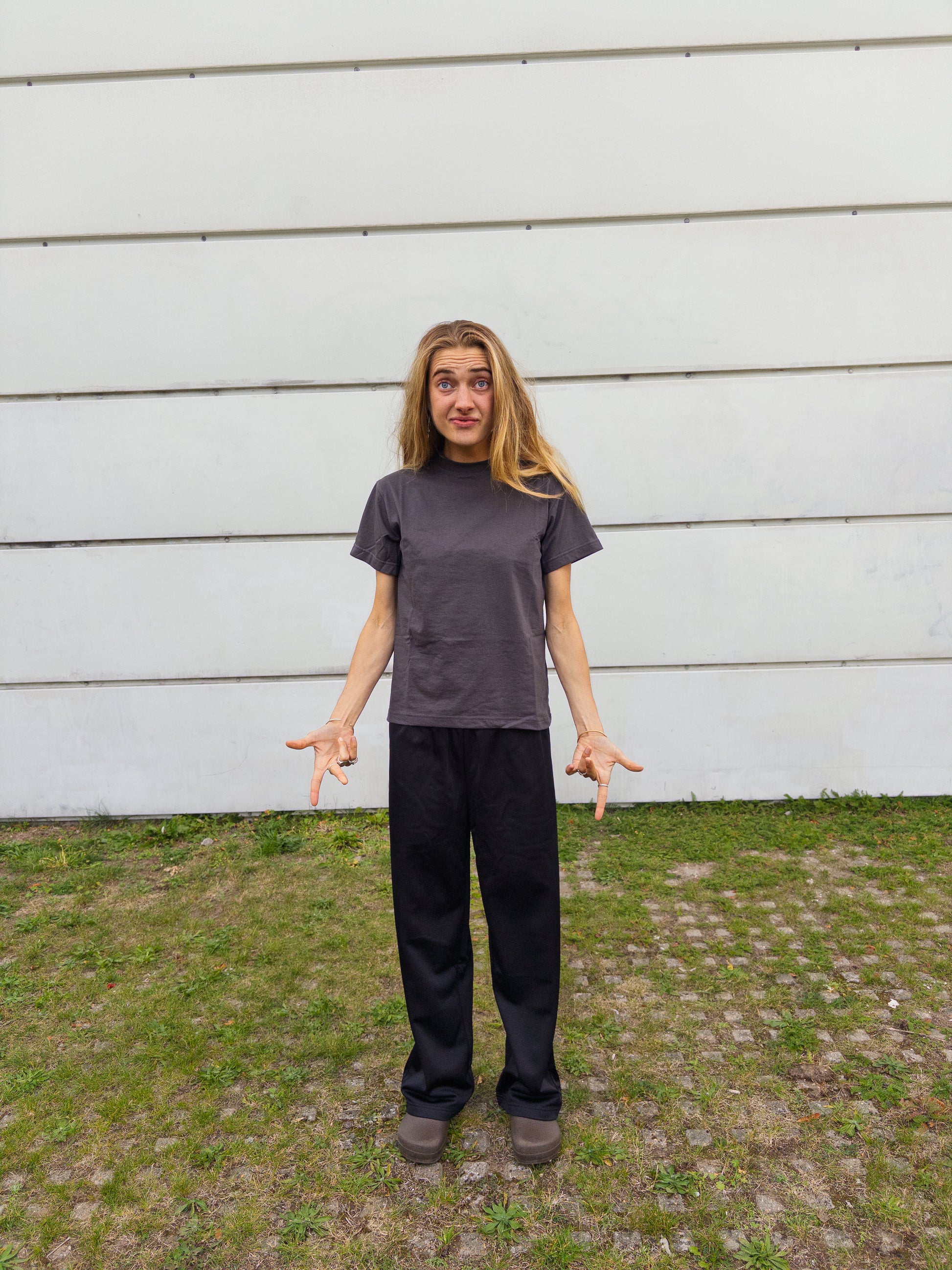 Alma är 174 cm lång och bär storlek M. | mörkgrå