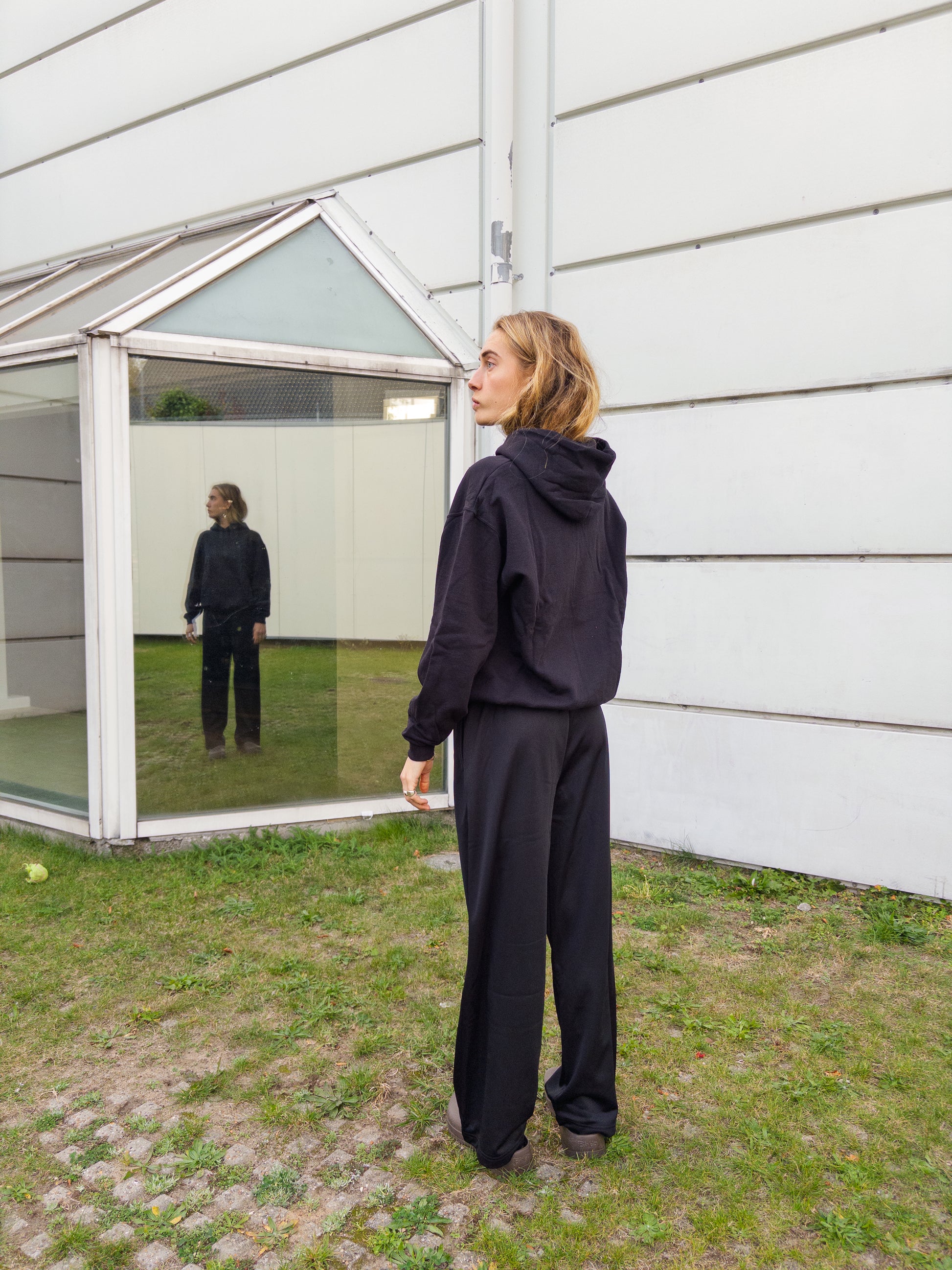 Alma är 174 cm lång och bär storlek M. | svart