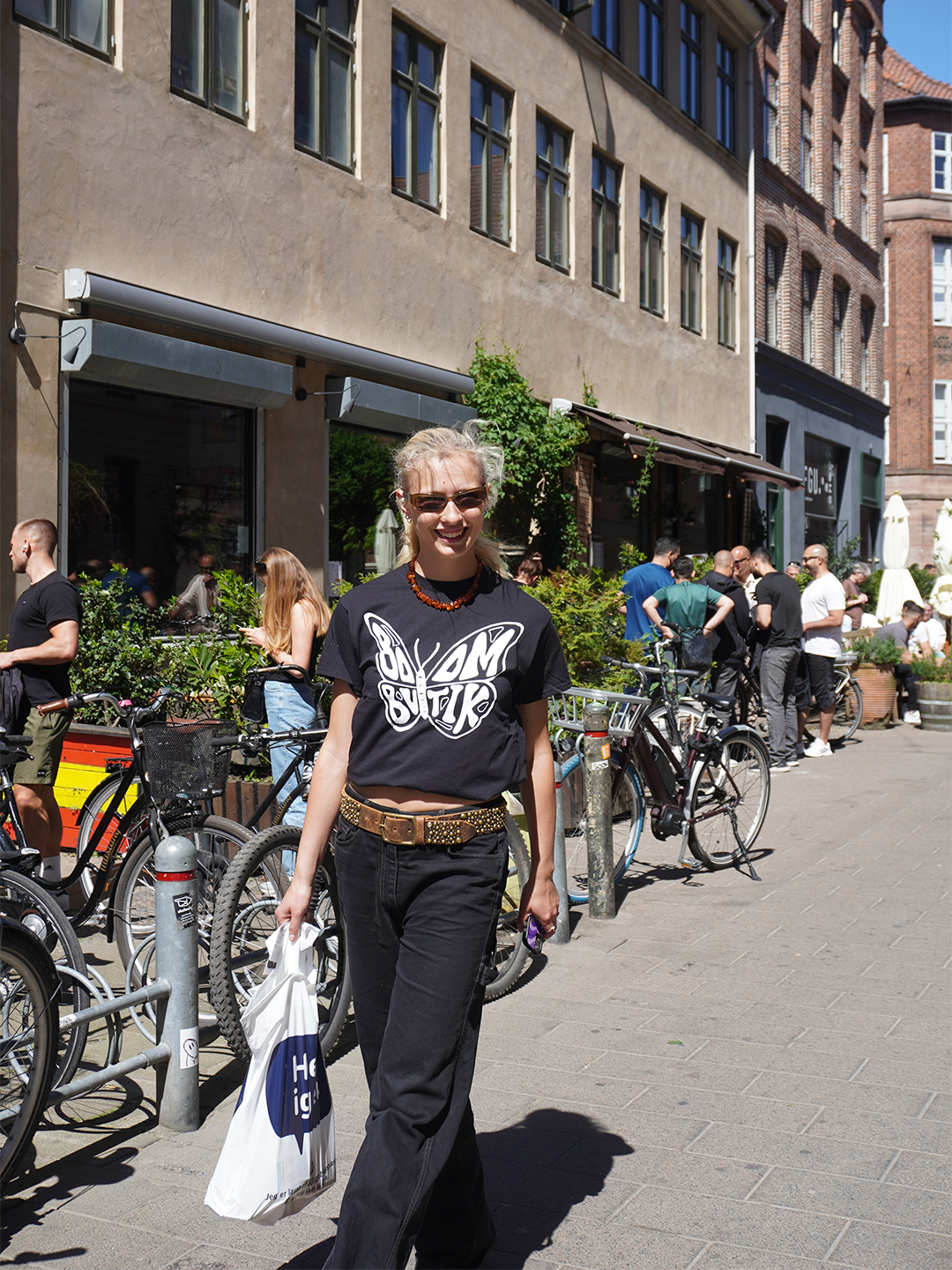 Astrid är 178 cm lång och använder storlek S. | svart med vit logo