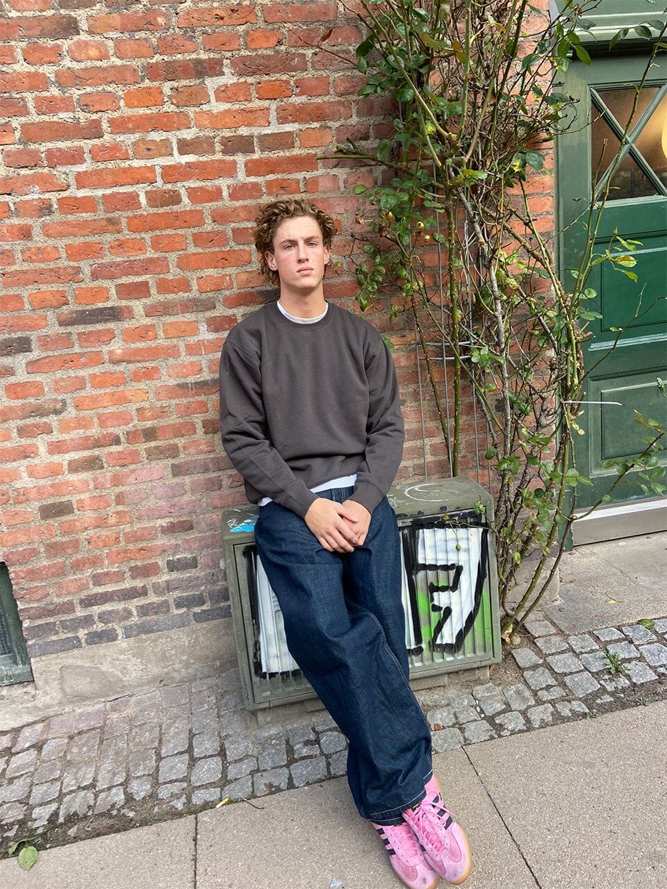 Frederik är 189 cm lång och använder storlek XL. | mörkgrå