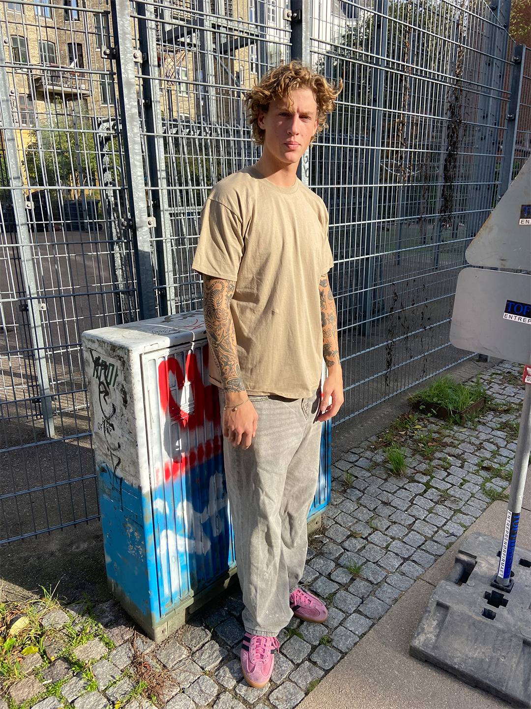 Frederik är 189 cm lång och använder storlek XL. | khaki