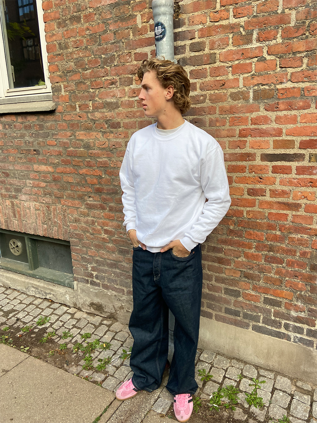 Frederik är 189 cm lång och använder storlek XL. | vit