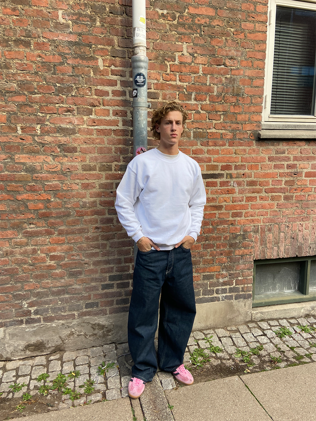 Frederik är 189 cm lång och använder storlek XL. | vit