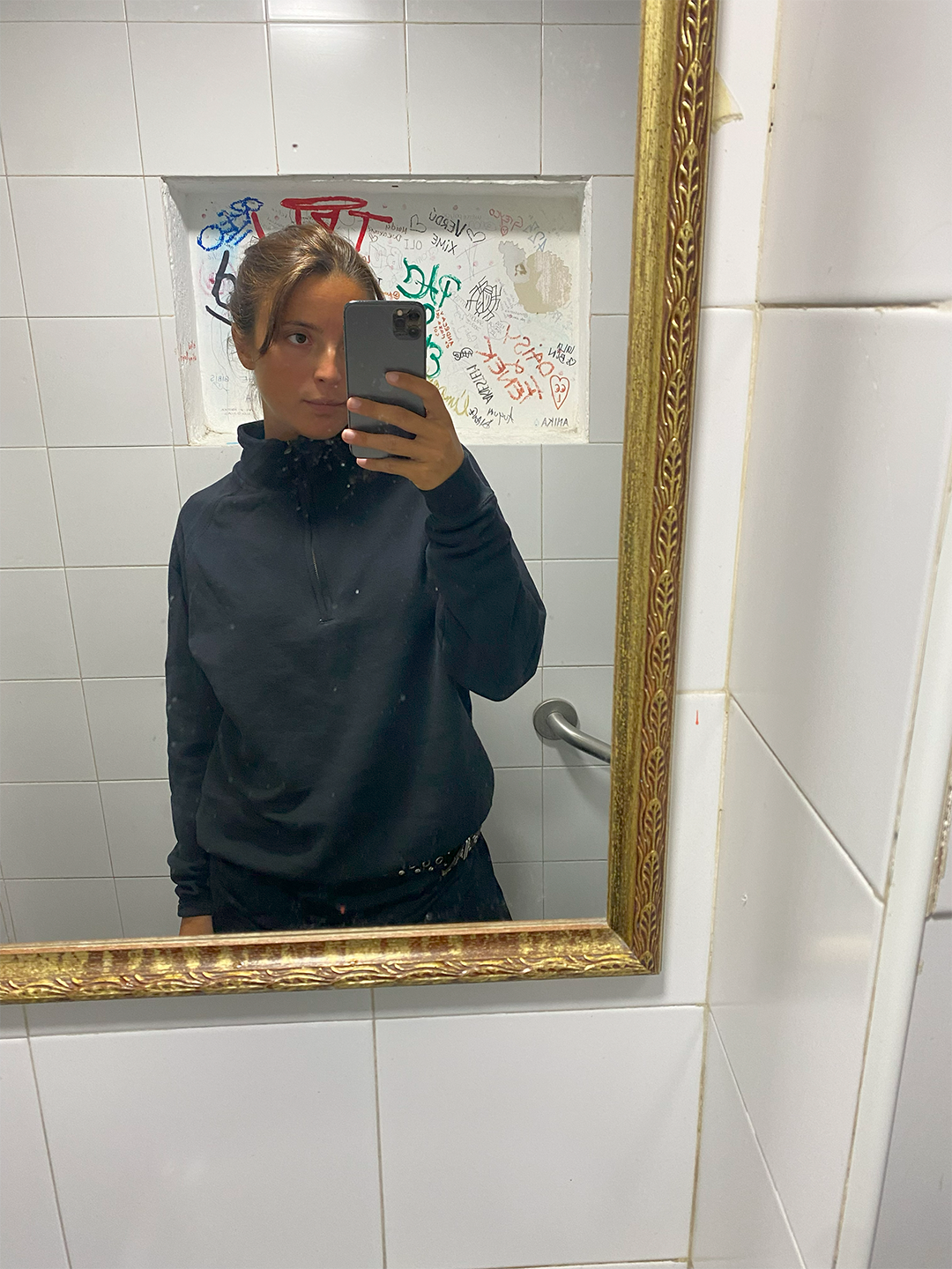 Sofie är 165 cm lång och använder storlek M. | svart